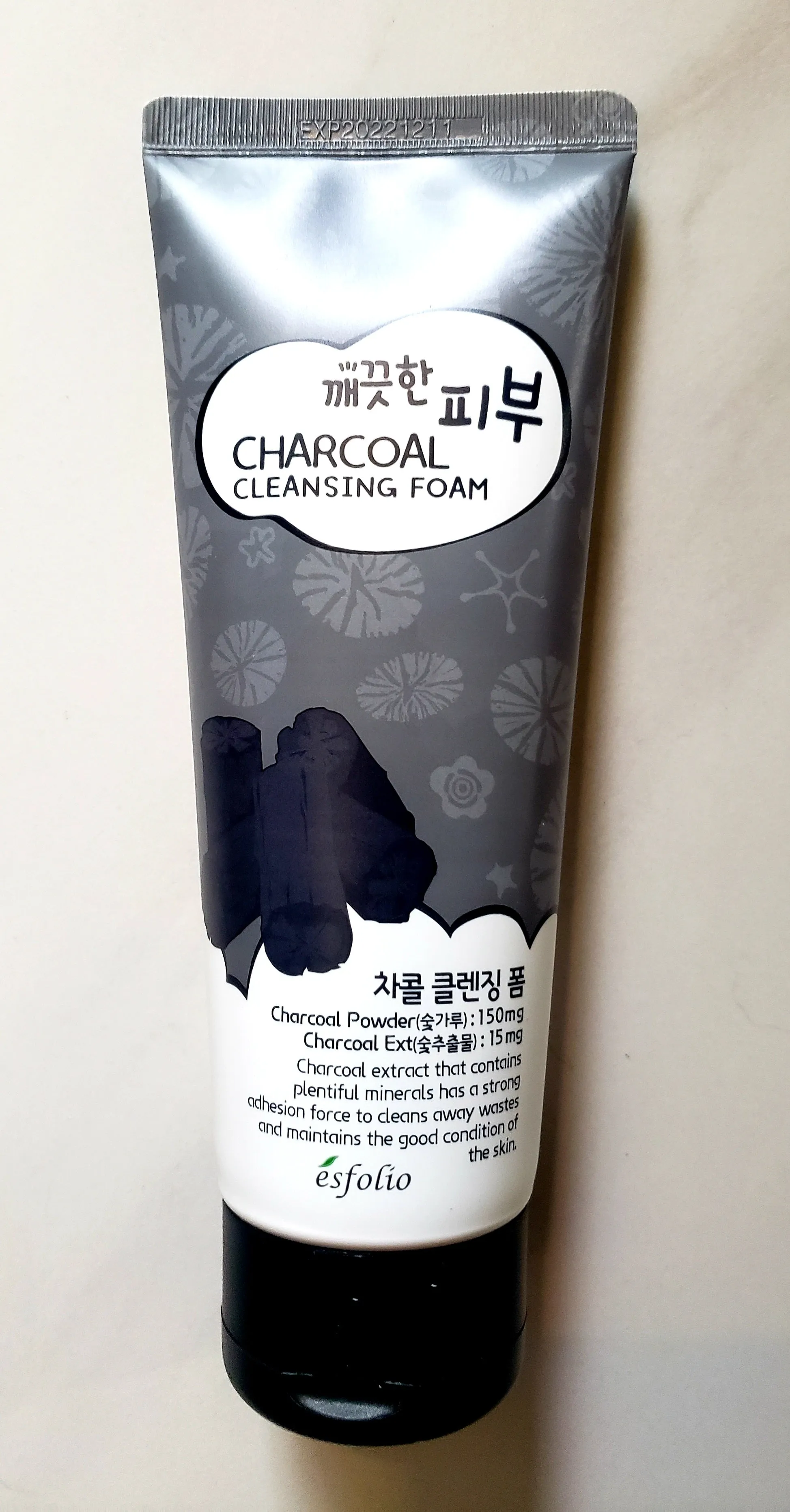 Esfolio Charcoal Cleansing Foam